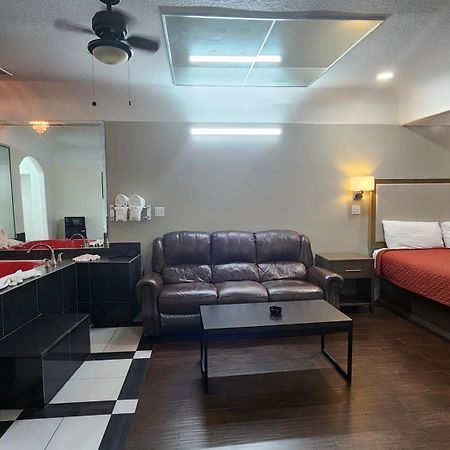 Scottish Inn & Suites Sam Houston Parkway Екстериор снимка