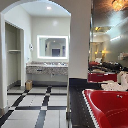 Scottish Inn & Suites Sam Houston Parkway Екстериор снимка