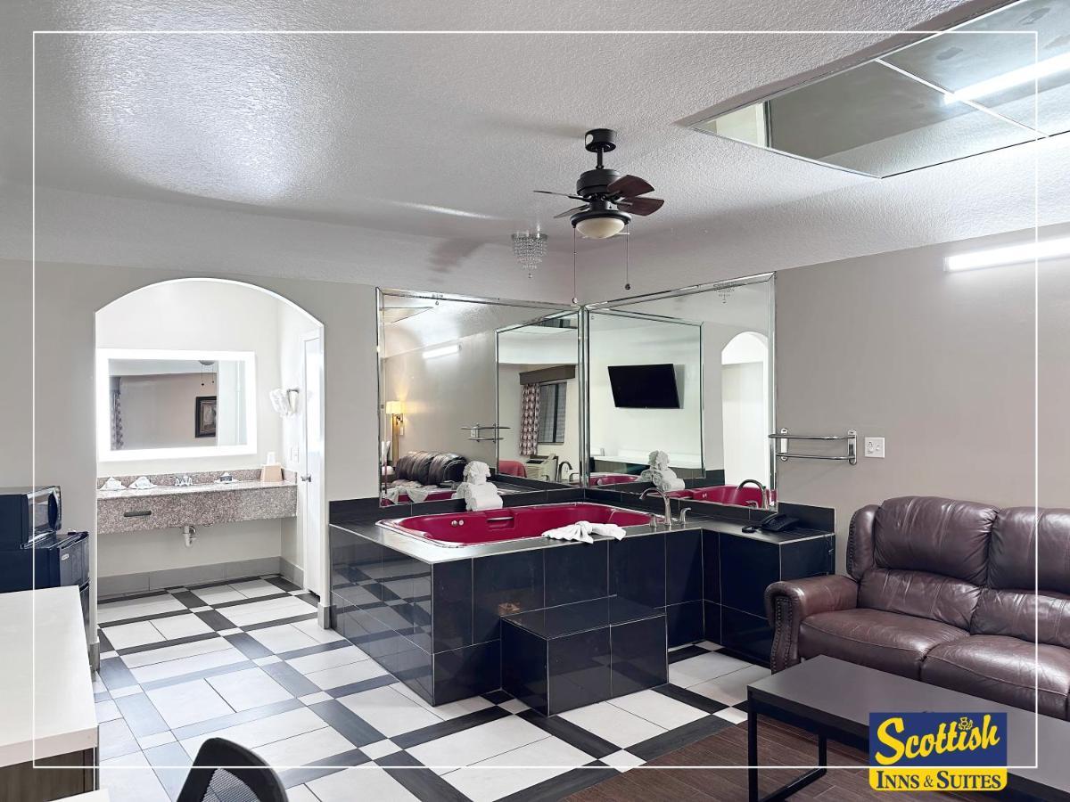 Scottish Inn & Suites Sam Houston Parkway Екстериор снимка