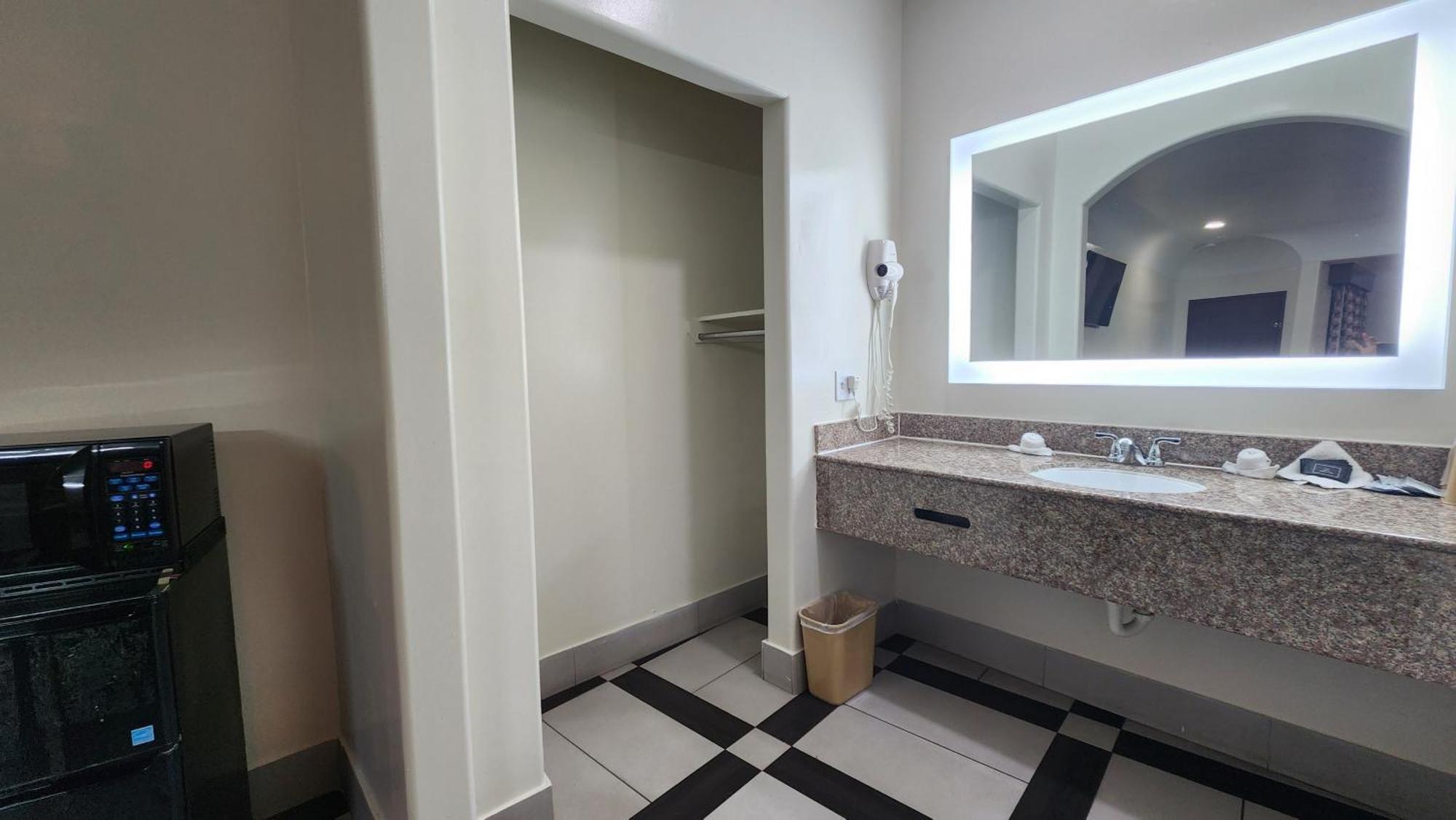 Scottish Inn & Suites Sam Houston Parkway Екстериор снимка