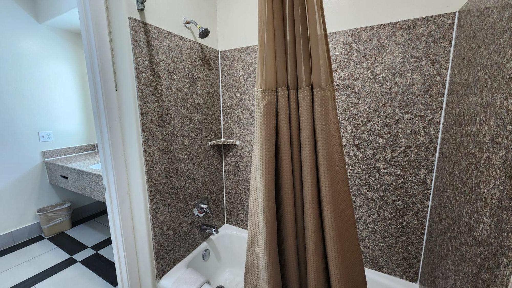 Scottish Inn & Suites Sam Houston Parkway Екстериор снимка