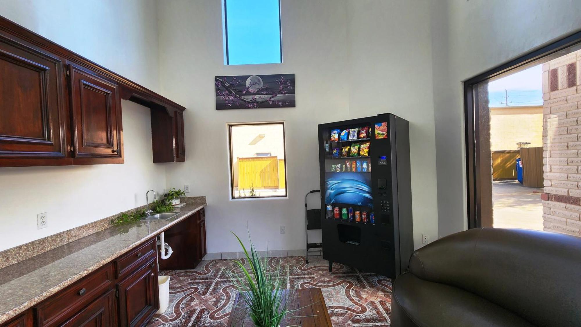 Scottish Inn & Suites Sam Houston Parkway Екстериор снимка