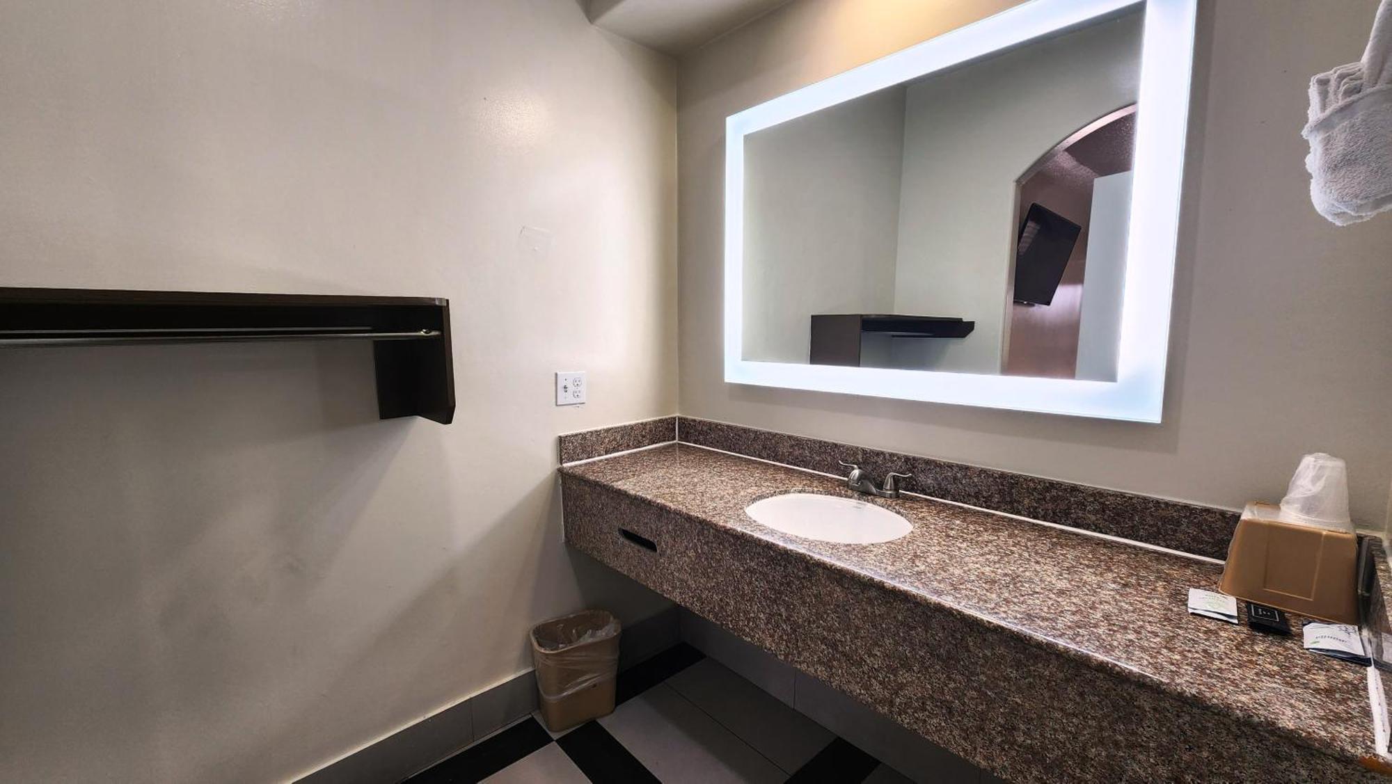 Scottish Inn & Suites Sam Houston Parkway Екстериор снимка