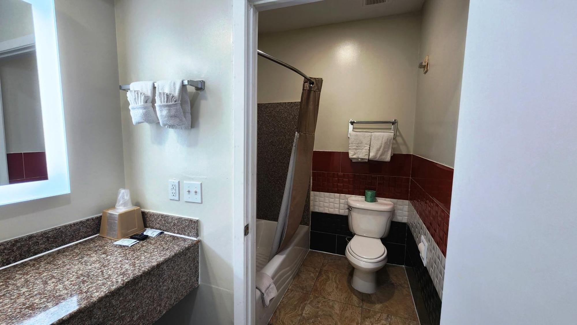 Scottish Inn & Suites Sam Houston Parkway Екстериор снимка