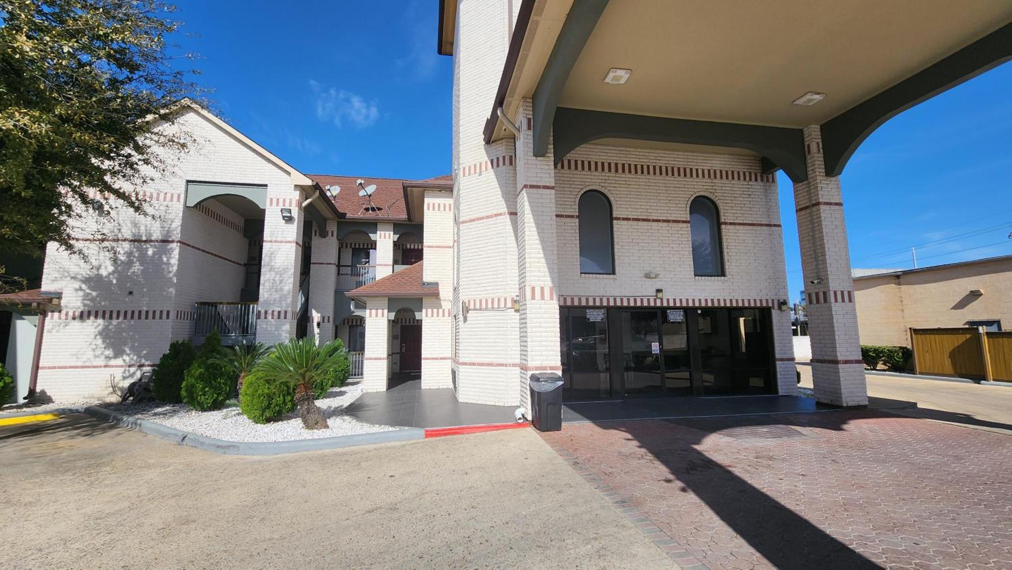 Scottish Inn & Suites Sam Houston Parkway Екстериор снимка