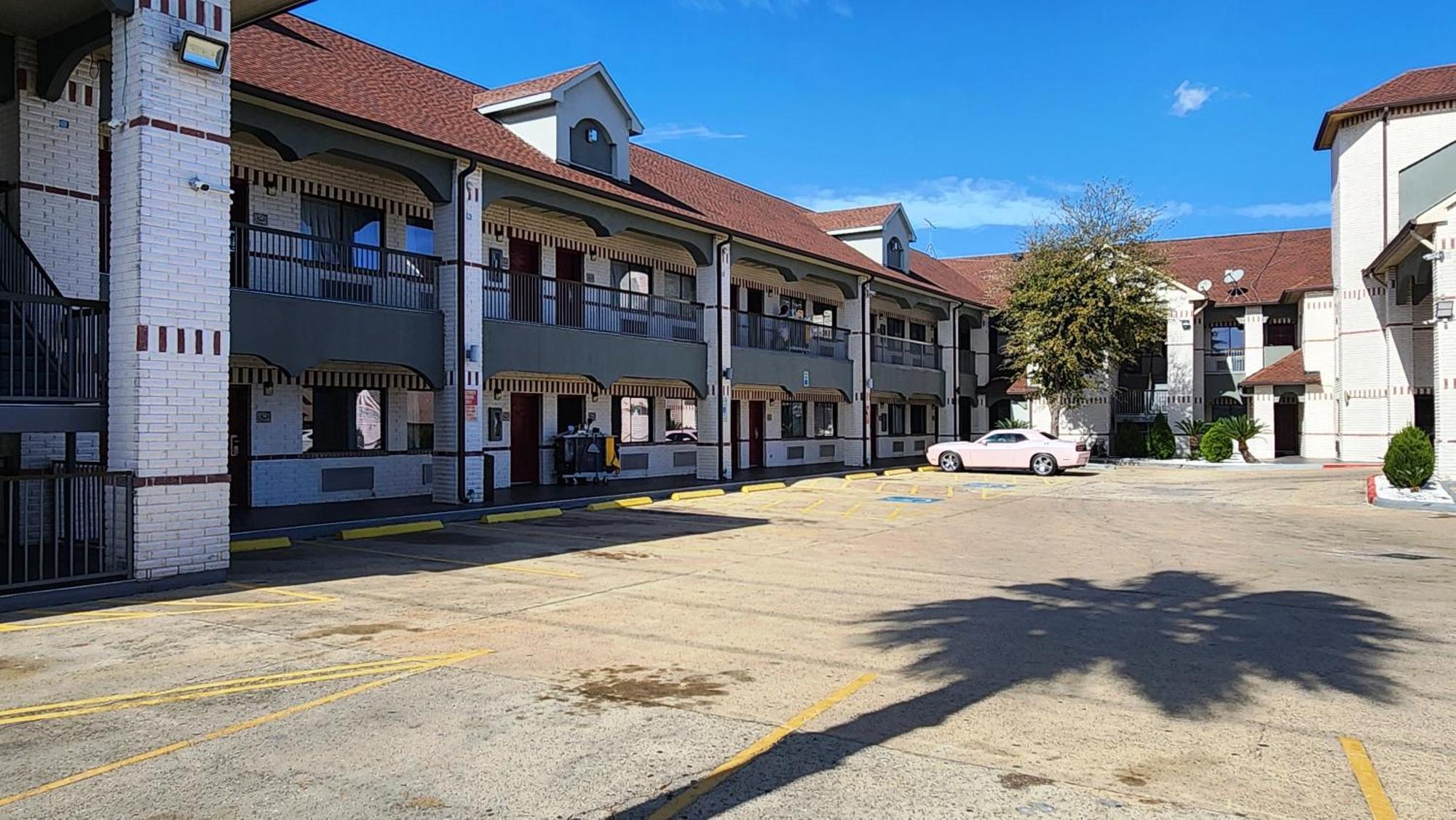 Scottish Inn & Suites Sam Houston Parkway Екстериор снимка